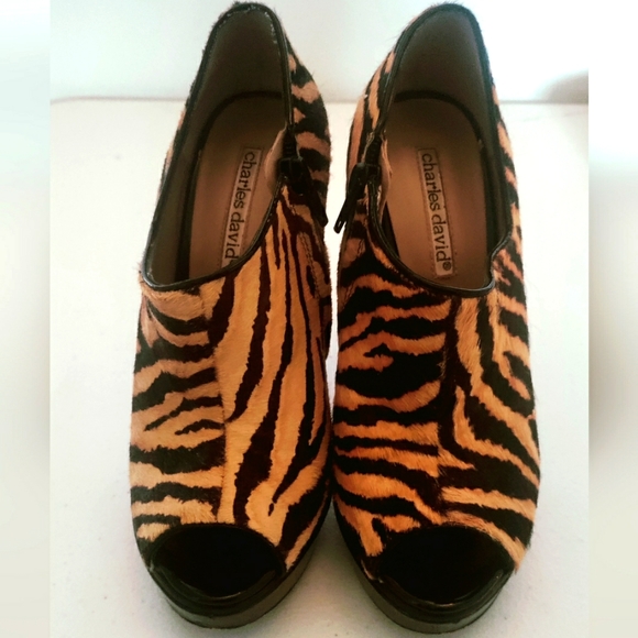 Charles David animal print ankle booties size 51/2 - Picture 7 of 7